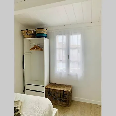 Clement Des Baleines Apartment